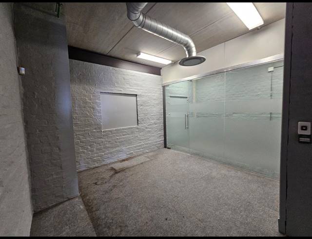 1,376M² OFFICE TO LET IN PAARDEN EILAND